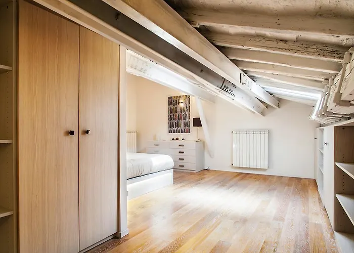 Spanish Steps Luxury Penthouse דירה *