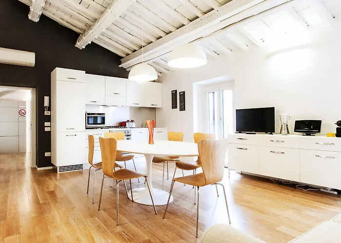 Spanish Steps Luxury Penthouse דירה *